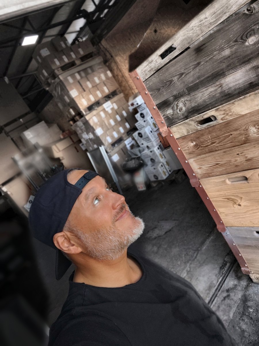 Ursin Maibach im honeydew-Lager in Schlieren zwischen Kartons und Holzkisten